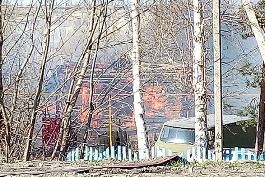 «Загорелся дом». Очевидец опубликовал пугающее фото с места пожара в Пензенской области