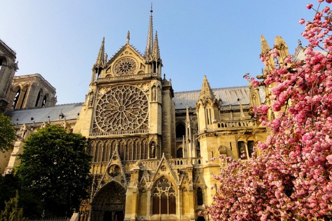 В Париже горит легендарный собор Нотр-Дам де Пари