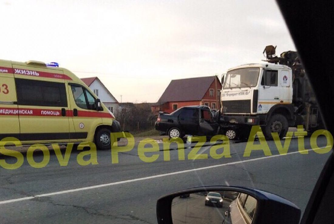 В селе Кижеватово легковушка залетела под фуру