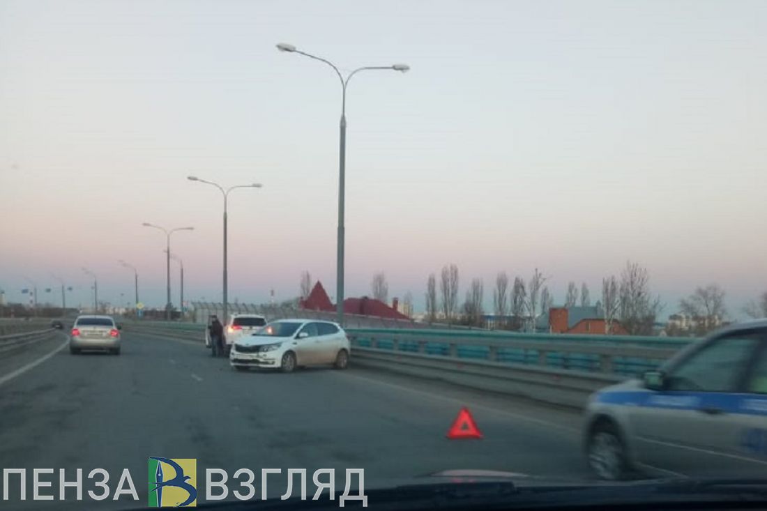 На пензенском мосту иномарку развернуло после того, как она влетела в отбойник