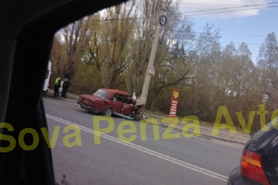 На Севере в Пензе «ВАЗ» влетел в бетонный столб