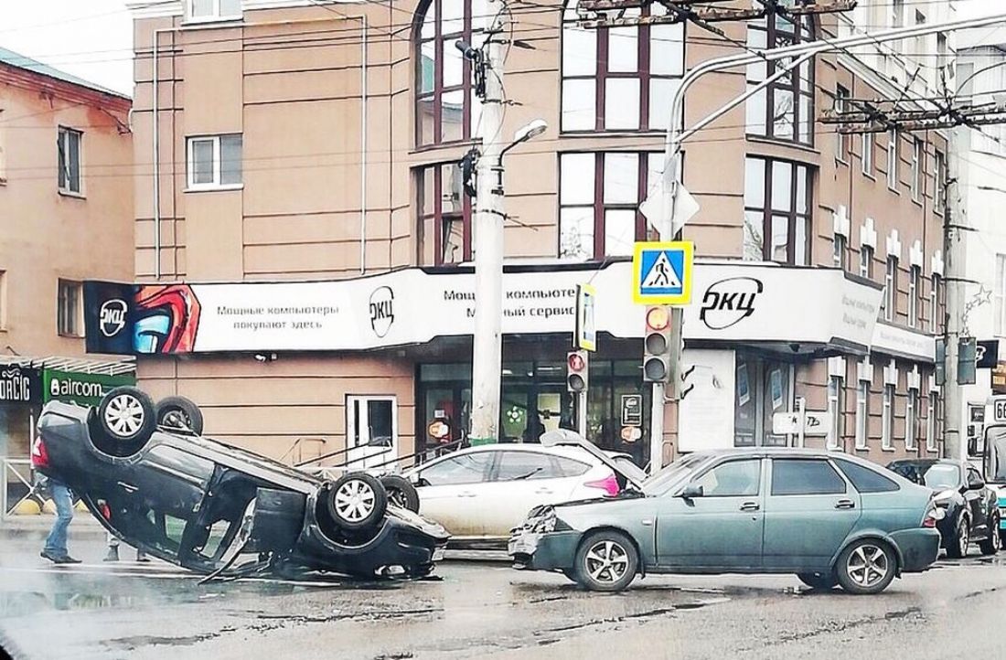 В центре Пензы после аварии перевернулся вверх дном автомобиль. Фото и видео